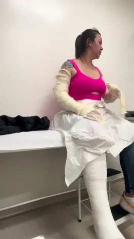 Part 2 ,plaster 2 braços.   #asmr #gesso #plaster #king #yeso #asmrsounds #explorepage✨ #explore #explorar #fyyyyyyyyyyyyyyyy #fyp #hospital #foryoupage #foruyou #foryoupage❤️❤️ #explorar #work #cast #elenco #caster 