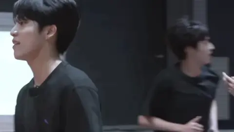 Sayangku Kelas Sebelah Setiap kali Ghea lewat depan kelas Haruto, udah pasti satu suara nyaring nyusul dari balik pintu, “SAYANGKU KELAS SEBELAAAH!” Dan seperti biasa, seisi lorong langsung nengok, beberapa ngakak, sisanya cuma geleng-geleng.  Ghea, yang udah hafal tabiat Haruto, cuma bisa jalan lebih cepat sambil nutupin muka dengan buku.  “Lo tuh gila ya, nggak capek teriak gitu tiap hari?”  Haruto nyender santai di kusen pintu, senyum tengilnya nggak pernah absen.  “Capek sih enggak. Yang ada capek nunggu lo sadar, kalau yang beneran sayang tuh bukan Daniel.” Ghea mendengus, tapi jantungnya deg-degan kayak abis lari keliling lapangan. Daniel, cowok sekelas yang katanya pacarnya itu, akhir-akhir ini malah sibuk sendiri. Nggak ada chat manis, nggak ada perhatian kecil.  Beda banget sama Haruto yang tiap pagi udah standby cuma buat bilang,  “Hati-hati nyebrang ya, kelas sebelah kesayangan gue.”  Ghea pura-pura nggak denger, tapi pipinya merah tiap kali Haruto neriakin hal-hal absurd yang cuma dia yang berani.  “Gue heran, Har... lo tuh nggak malu ya?”  Haruto cengar-cengir,  “Buat lo? Malu mah nomor seratus. Yang penting lo senyum, sayangku.” #pov #haruto #treasure #trending #4u #foryoupage #foryou 