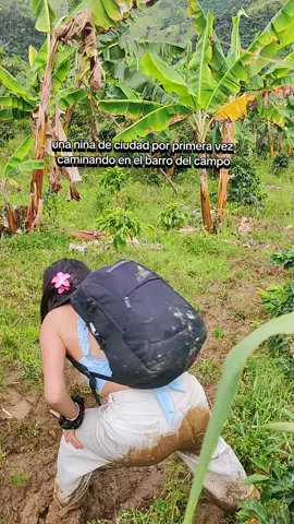 Mi hija la niña fresa en el campo jajaja 🥰