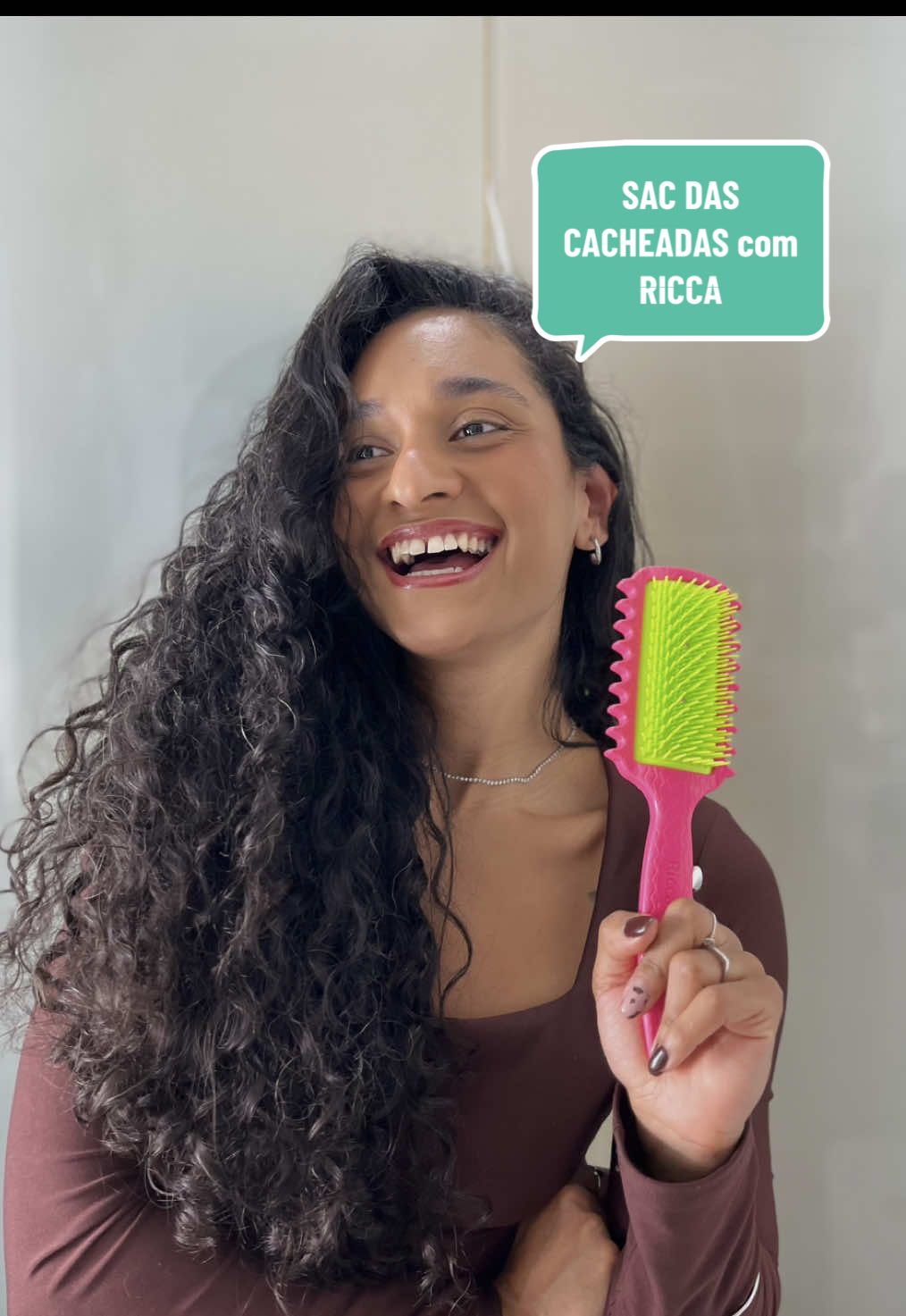 Quando nasce uma cacheada, nasce também uma estudiosa dos próprios fios né? 🤌🏾 Mas a Felx Fita Curl da @Mundo Ricca facilitou muito minha finalização ✨ Cerdas flex e definição real.. testei, usei e meu cacho aprovou ✅  #publi #meuladoricca #riccalovers #coisadericca 