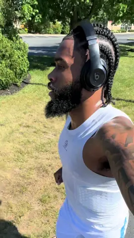 How yall record and run????? #runtok #fyp #foryoupage #relatable 