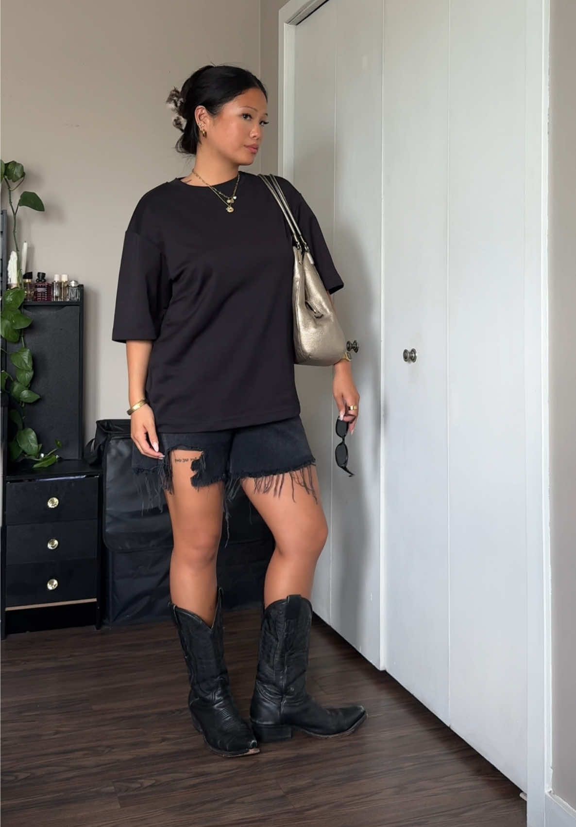 obsessed with this oversized black t shirt ⭐️ wearing: @UNIQLO USA @AGOLDE #oversized #outfitinspo #casual #OOTD 