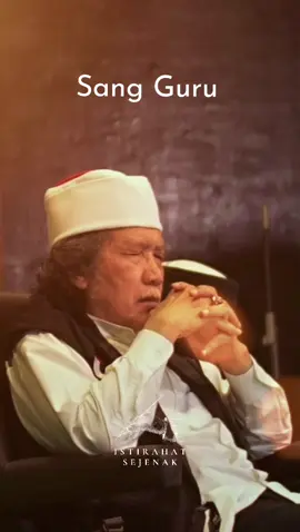 Terimakasih ya Muhammad guru kami semua Karena telah Engkau perkenalkan kami kepada Allah penghuni utama kalbu kami kepada keabadian yakni negri kami yang akan datang Kepada malaikat yang paling sejati dari segala sahabat serta kepada akhirat yang selalu terasa sangat dekat. #kanjengnabi #muhammadsaw #mbahnun #caknun #emhaainunnajib #emhaainunnajib #maiyahku_maiyahmu #istirahatsejenak #istirahatlahsejenak #wejanganpituturluhur #sangguru #panjisakti #rindu #maiyahnusantara #maiyah 