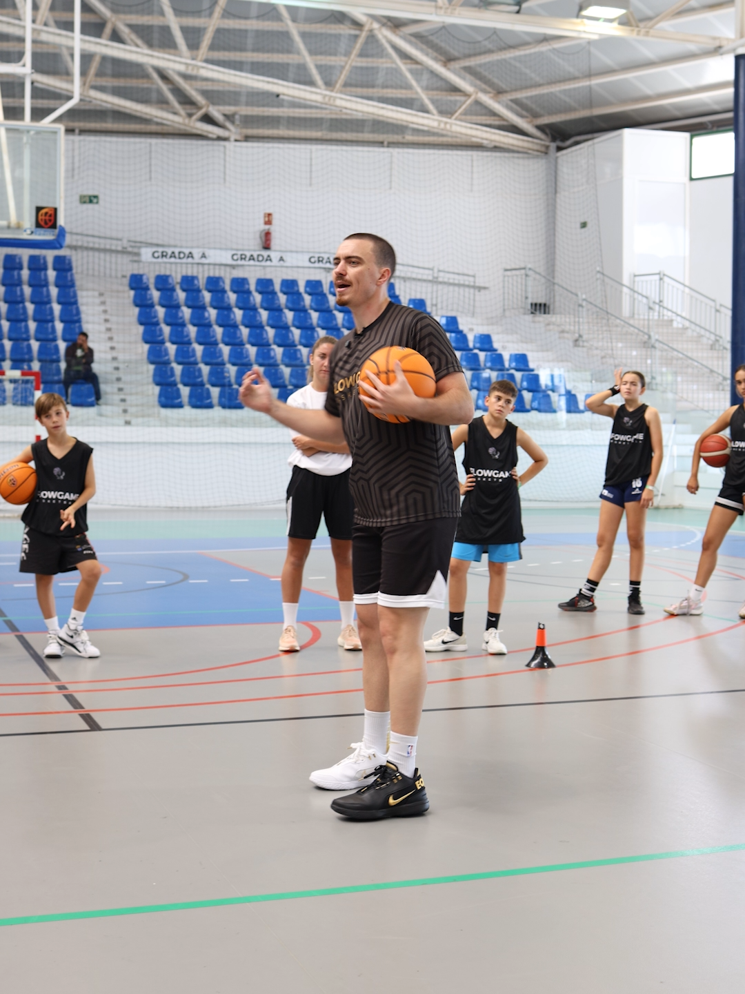 REALIDAD DEL JUEGO 🧠 El juego es la expresión de nuestros hábitos. Podemos crear hábitos duros o hábitos blandos. Más fácil: JUGÁS COMO ENTRENAS #basketball