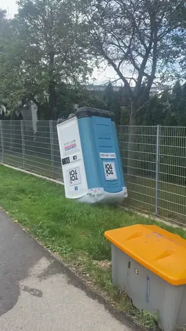 Umgefallene Dixi Toilette 😂##memes