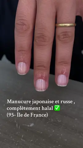Aujourd’hui je vous montre une manucure d’une cliente que je propose dans mon salon, elle est 100 % naturelle et halal, donc pas de faux ongles, pas de vernis, rien qui empêche l’eau de passer — vous pouvez faire vos ablutions sans problème. Je commence par une manucure russe, c’est une technique ultra précise qui permet de bien nettoyer tout le contour de l’ongle et des cuticules, pour un rendu vraiment propre et net. Ensuite je passe à la manucure japonaise, c’est un soin en profondeur qui va nourrir l’ongle, le rendre plus fort, plus sain, et super brillant sans aucun vernis. Idéal pour celle qui ont des ongles très fragilisés.  À la fin, j’applique une huile et une crème nourrissante pour hydrater les mains. Si vous souhaitez des ongles propres, brillants et soignés sans rien d’artificiel, cette manucure est faite pour vous ! Prise de rdv sur insta.     #manucurehalal #manucurenaturelle #manucurerusse #manucurejaponaise #soindesongles #muslimbeauty #onglespropres #estheticienne #95 #ongles95 #valdoise ##estheticienne95