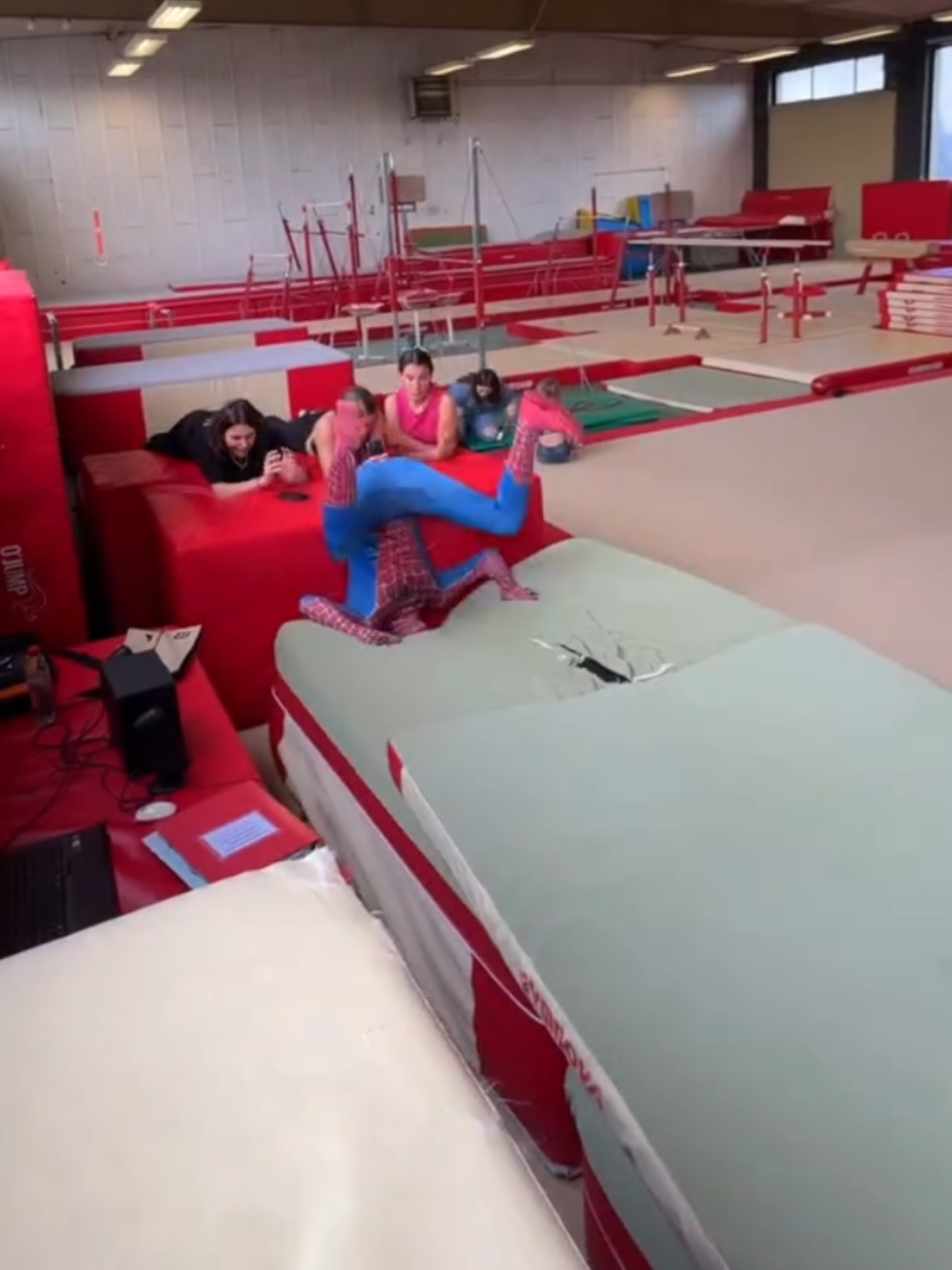 movimento aranha. #videosengracados #tombos #funny #spiderman #teiafurada 