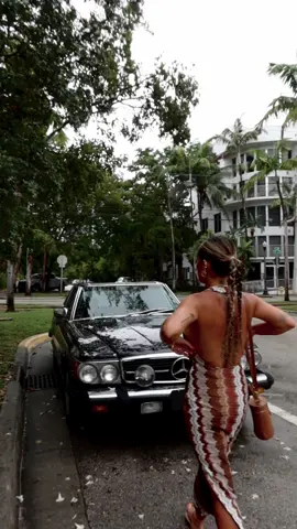 Vintage cars & hot tropical nights 🪩✨🖤 #summervibes #miamistyle #vacationoutfits #miamibeach 