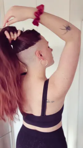 Fresh undercut shave! Got rid of the section I was trying to regrow. I will eventually do it as I’d love to have a curve back rather than it being so straight and high up!  #undercutgirls #shavedhead #baldhead #undercut #redhead #longhair 