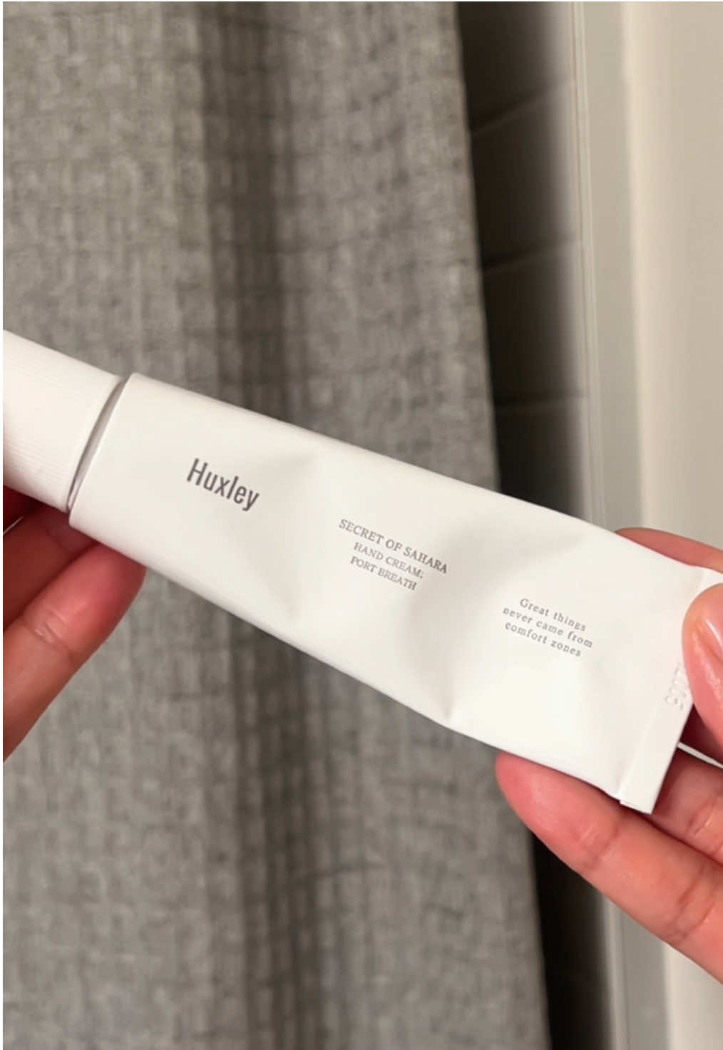 🌸 The hand cream lineup your self-care ritual’s been waiting for @HUXLEY @Huxley  ✨ 3 signature scents, each with a mood: — Moroccan Gardener: fresh floral dew — Sunset Fog: citrus with a sultry twist — Port Breath: soft musk meets earthy calm 💧 Ultra-nourishing, never sticky. 🌿 Hydration that lingers—just like the scent. Which one are you slipping into your bag? #huxley #handcream #kbeauty 