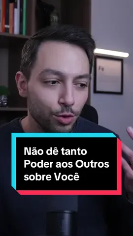 Curso completo na Bio 💡 Neste vídeo, falamos sobre a importância de não dar tanto poder aos outros sobre nós mesmos. Quando nos ofendemos e nos irritamos facilmente, pedimos conselhos para cada decisão e nos comparamos constantemente, acabamos nos tornando prisioneiros das opiniões e ações dos outros. Para sermos mais calmos e felizes, precisamos nos libertar disso, filtrando o que chega até nós de acordo com nossos próprios pensamentos, valores e propósitos. Isso envolve construir uma identidade autêntica e saber se separar emocionalmente das outras pessoas. Só quem desenvolve essas habilidades da inteligência emocional é verdadeiramente livre. #felicidade #ansiedade #saúdemental #psicologia #inteligenciaemocional #inteligênciaemocional #autoestima #desenvolvimentopessoal #autoconhecimento #depressao #depressão #calma #paz #pazmental #psiquiatria #psiquiatra #comportamento