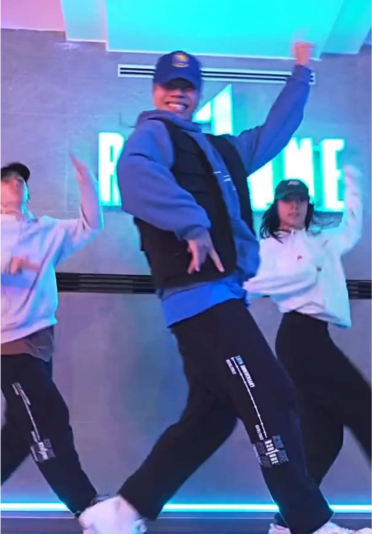 Follow us for more dance videos ❤️ 📧: infor3dgroup@gmail.com  #r3dgroup #dance #dancers #hiphopdance #foryoupage❤️❤️ #hiphop #dancegroup #royalfamilydancecrew 