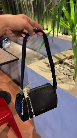 Mini bag fav 🖤 #tasselempangwanita #lescatino #gebyshoulder 