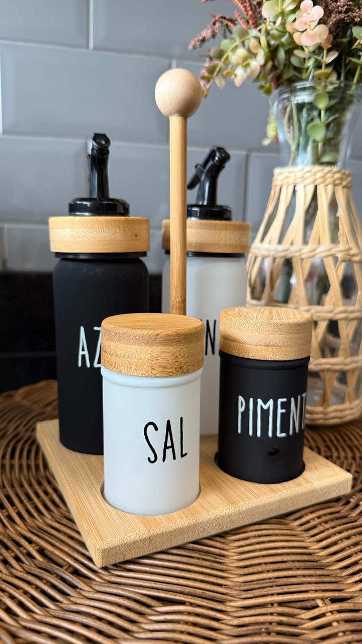 Galheteiro com suporte! 🤍 Material: Vidro e Bambu. Disponível em nossa loja na shopee, link na bio! 🥰  • • #casaedecoraçao #lardocelar #casamoderna #ultenciliodomestico #mesaposta #bambu #casanova #enxovaldecasanova #decoraciondeinteriores #CapCut 