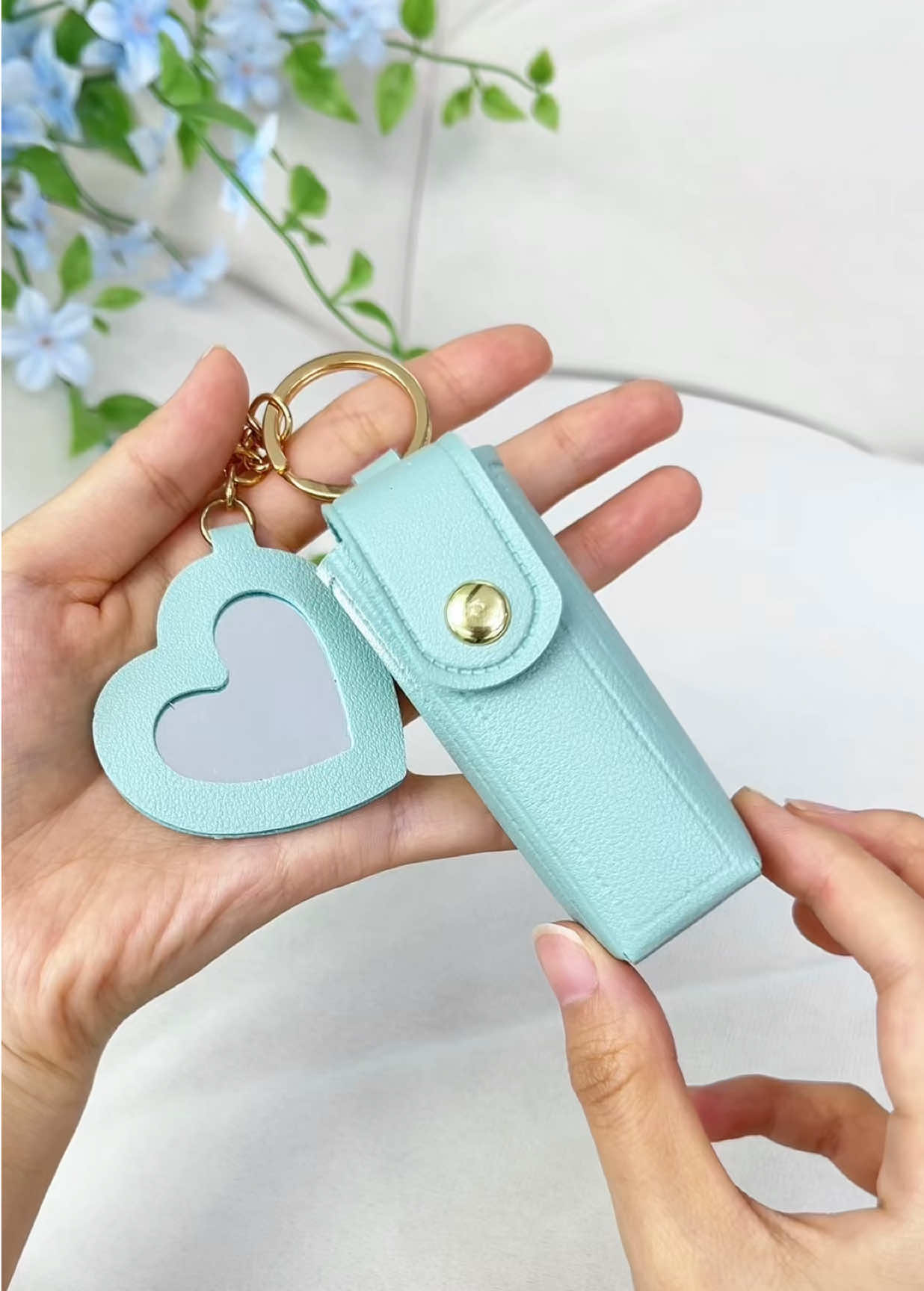 Lipstick keychain with mirror,so if you want to reapply lipstick,you don’t need to open the bag.#lipstick #keychains #fyp #Summer #summervibes #dailyuse 
