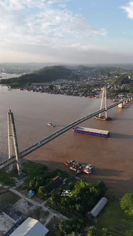 Samarinda itu lebih dari sekedar kota. Langitnya tenang, tetapi sungai mahakamnya sibuk banar  🎥 @nabiel_2 #samarinda #samarindakaltim #samarindakotatepian #samarinda❤ #samarindakotapusatperadaban #kaltim #fyp #drone 