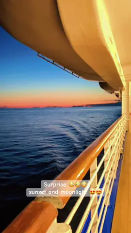 Sunset and moonlight 😍😍😍 #princesscruises #kulikapalpesiar #seamantiktok #tukangfotokapalpesiar #photograferkapalpesiar #sunset #moonlight 