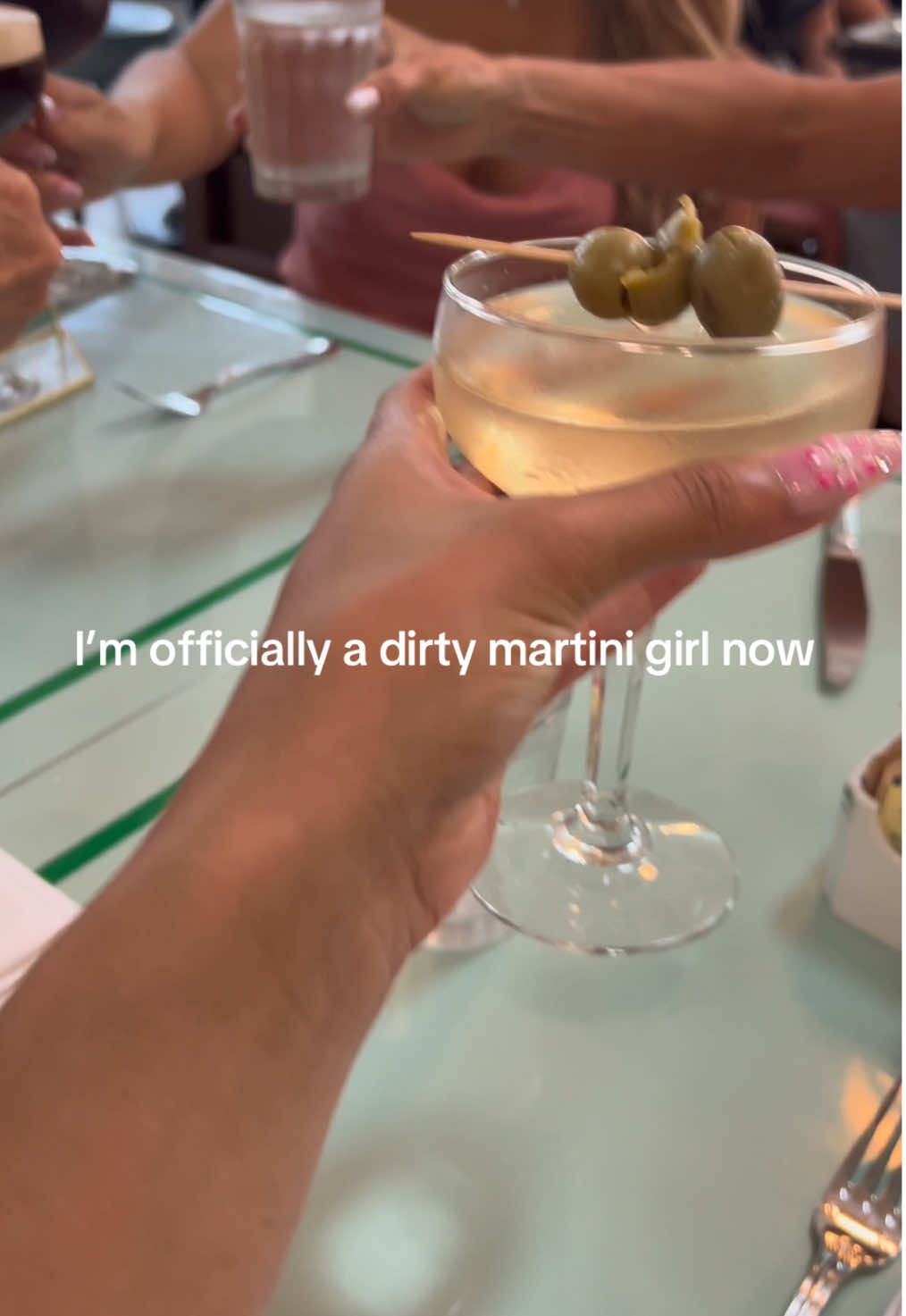 I’ve joined the club🍸 #dailypost #getmeto1k #dirtymartini😍 #twins #drinksandyap 