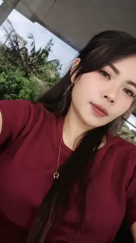 nunggu suami pulang kerja😊 kusambut dengan senyuman ae wes muarem😁🤣🤣