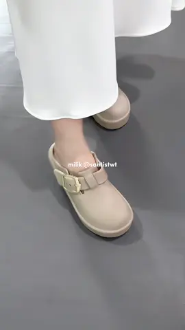New sandal karet kekinian empuk ringan anti licin #sandalwanita #sandalkekinian #sandalkoreanstyle #sandalterbaru #sandal #sandalplatform #sandalringan #sandallucu #sandalempuk #slipon #wedges 