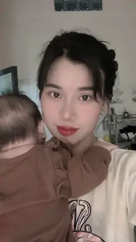 sinh con chăm con nhỏ , rồi lại sinh con và chăm con nhỏ cứ liên típ như vậy đã làm mình già như thế này ???