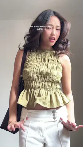 love how the top's cut shows the pants details !!! 