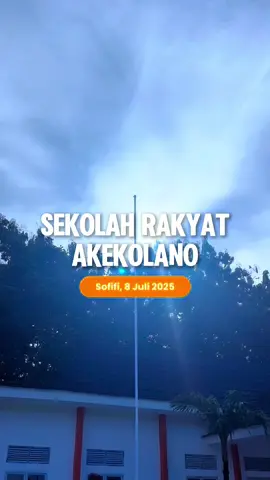 Kepala Sentra Wasana Bahagia bersama Kepala Sekolah Rakyat IPWL dan jajaran Pemerintah Daerah Provinsi Maluku Utara melaksanakan monitoring pembangunan Sekolah Rakyat yang berlokasi di IPWL, Desa Akekolano. Kegiatan ini bertujuan untuk memastikan bahwa progres pembangunan berjalan sesuai dengan target waktu dan standar kualitas yang telah ditetapkan. Dalam kunjungan tersebut, dilakukan pengecekan langsung terhadap kesiapan fasilitas serta koordinasi teknis bersama pelaksana di lapangan. Sekolah Rakyat merupakan salah satu program prioritas Kementerian Sosial RI yang bertujuan untuk memberikan layanan pendidikan informal dan keterampilan dasar kepada para penerima manfaat serta masyarakat rentan di sekitar wilayah layanan. Program ini diharapkan menjadi motor penggerak perubahan sosial, sekaligus memperluas akses terhadap pendidikan yang inklusif dan berkelanjutan. Monitoring ini menunjukkan komitmen kuat dari berbagai pihak dalam mewujudkan sekolah yang ramah, inklusif, dan memberdayakan. #sekolahrakyat #kemensosri  #ditjenrehsos  #sentrawasanabahagiaditernate 