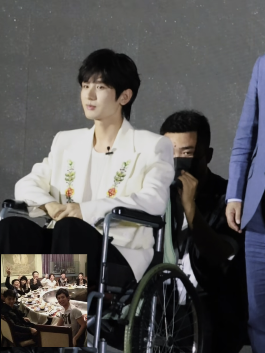 kemarin kita udah bahas tentang lulu, hari ini kita bahas zhang tao atau biasa di panggil Taotao.. Dia adalah adik sepupu Cheng Yi yang merangkap sebagai asisten pribadi. aku suka banget kalau lihat dia lagi menjaga gege nya, dia tegas tapi humoris juga.. dia selalu ada untuk gege nya, saat gegenya cidera tanpa basa basi langsung di gendong 😍 oh..iya aku taruh foto lama mereka lagi makan bersama keluarga besar nya 🫶🥝💚🔥#成毅 #ChengYi #chengyi成毅 #fushiqi #fushiqi傅诗淇 #chengyi_fan🥝💚 #crush #chengyicrush 