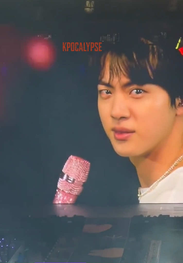 Suga bukan satu-satunya yang punya luka tersembunyi. Kim Seokjin? Hyung lucu yang sering ketawa, tapi juga takut sepi. Kalau lo ngerasa pernah di posisi dia, mungkin sekarang saatnya punya barang yang bukan cuma koleksi, tapi bukti kalo lo pernah ngerasain. 📌 Photocard Jin, album, hoodie, dan lightstick ada di showcase akun. Klik aja, buat lo yang gak cuma nonton, tapi benar-benar ngerasain. #SUGA #KimSeokjin #JinBTS #BTSArmy #KpopIndonesia #KpopMerch #kpocalypse 