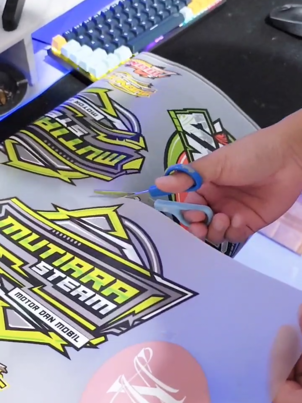 🔥 Desain spesial untuk “Mutiara Steam” Kaos sablon custom dengan detail desain racing-style yang keren dan mencolok! Dicetak dengan sablon awet & bahan nyaman, cocok untuk identitas usaha atau komunitasmu. Pakai brand sendiri? Bisa! Mulai produksi dari 1an pcs 💪 🔧 Custom Style, Pro Design 🎨 Desain by @iydcreative 📲 Order via WA / DM #f #fyp #fy #KaosCustom #SablonDTF #KaosKomunitas #KaosMutiaraSteam #DesainKeren #KaosBanjarnegara #IYDCreative #JasaDesainKaos #KaosRacing #SablonKaos #KaosPrinting #BikinKaosSendiri #KaosUsaha #CustomTshirtDesign #DTFIndonesia