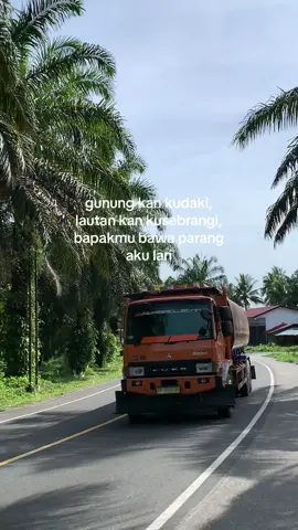 🤪 #fyp #cctvsimpanggudang #drivermuda #lewatberandamu #trukganteng @brabelem_ 