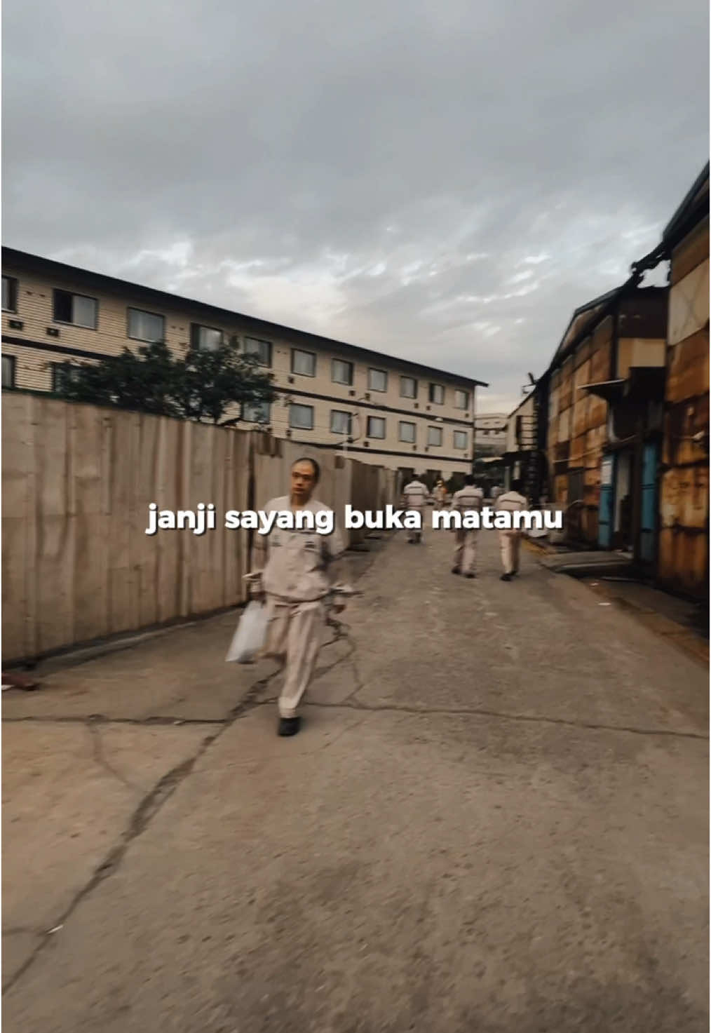 #CapCut #imipmorowali #fyppppppppppppppppppppppp Selamat datang di daerah dimana orang-orang jalan pakai kecepatan max😂