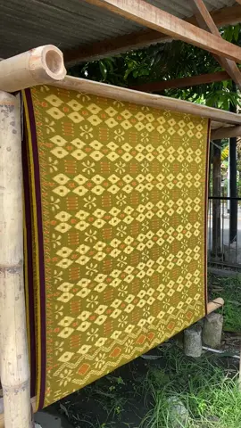 Sarung goyor ini bukan sekadar kain Ini karya tenun yang dijemur dengan sabar, dilipat dengan rapi, dan disiapkan dengan cinta. Untuk kamu yang tahu arti kualitas #sarunggoyor44 #sarunggoyor #pemalang #sarungtenun #traditional #sarunggoyormurah 