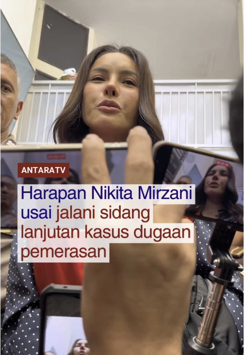 Nikita Mirzani kembali menjalani sidang lanjutan di Pengadilan Negeri Jakarta Selatan pada Selasa (8/7), terkait kasus dugaan pemerasan dan pengancaman terhadap dokter Reza Gladys. Sidang kali ini mengagendakan tanggapan Jaksa Penuntut Umum (JPU) atas eksepsi yang telah diajukan oleh pihak Nikita pada pekan sebelumnya. #antaratv #sidanglanjutan #kasuspemerasan #nikitamirzani #JPU #pengadilannegeri 