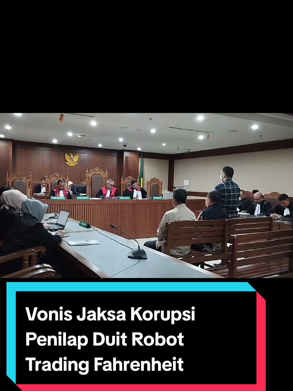 Jatuhkan Putusan Ultra Petita, Hakim Vonis Jaksa Azam 7 Tahun Penjara Majelis hakim Pengadilan Tipikor Jakarta Pusat memvonis lebih berat dari tuntutan (ultra petita) kepada mantan jaksa Kejaksaan Negeri (Kejari) Jakarta Barat, Azam Akhmad Akhsya atas penggelapan uang barang bukti uang Rp 11,7 miliar kasus investasi bodong robot trading Fahrenheit. Hakim menjatuhkan hukuman selama 7 tahun penjara. Vonis ini jauh lebih berat dari tuntutan jaksa, yang hanya menuntut 4 tahun penjara. 