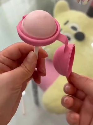 This ice cream mold allows you to make ice cream for your children at home, which is healthy.