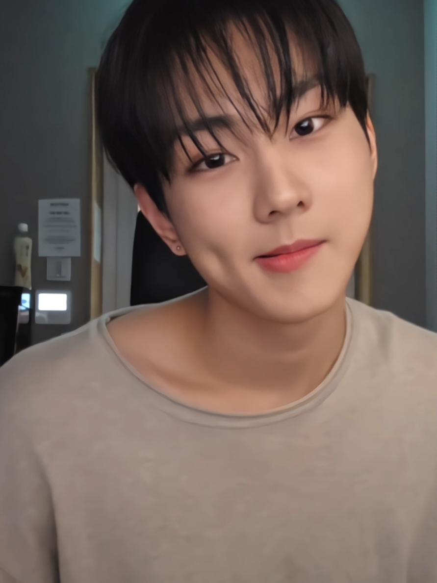 hearty strawberry head ❣️ #jungwon #yangjungwon 