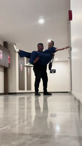 Eşimle birlikte komik bir video çektik, bu kadar güleceğimizi tahmin etmiyordum! 😂 Siz olsanız ne yapardınız? #EvlilikŞakaları   #TikTokTürkiye   #KapıÇalıpKaç   #ÇiftŞakası   #EğlenceliÇift   #GülmekGaranti   #ŞakaVakti   #TikTokKomedi   #ViralOlurBu   #EvliVeÇılgın