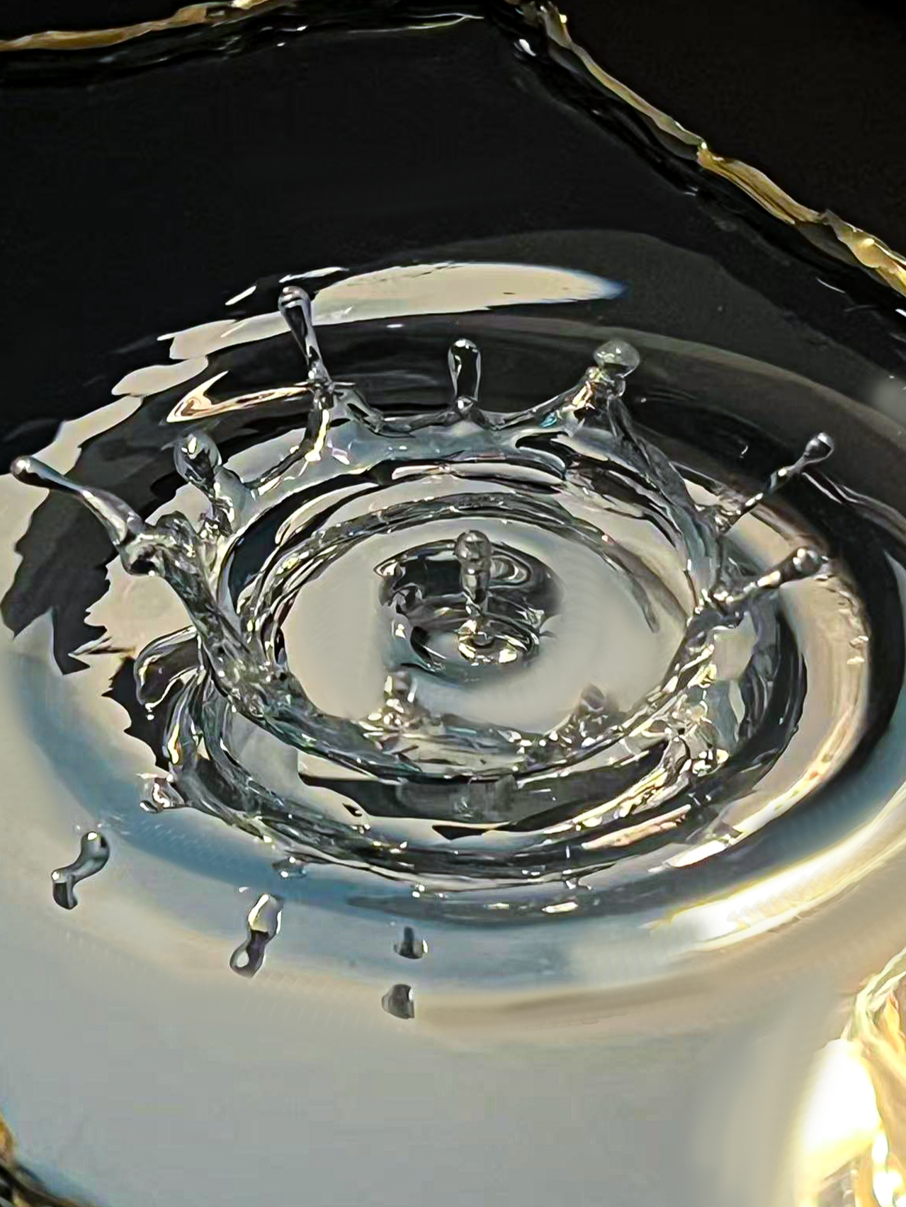 From trash to art! Looks like water, but it's not — it's resin magic. Want to learn how to make this splash mirror? Comment 