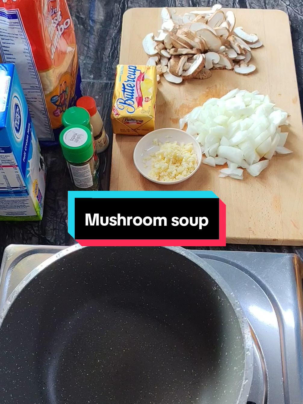 Nak lg sedap masukkan sekali chop mushroom masa masukkan susu/cooking cream tu. Sy xmasukkan sbb anak buah xmkn mushroom, tp dia yg req mushroom soup 😅 Dah blend xde rupa n ketulan mushroom dia makan je katanya 🤭 #homemadefood #cook  #mushroomsoup #SAHM #momlife #affiliate 