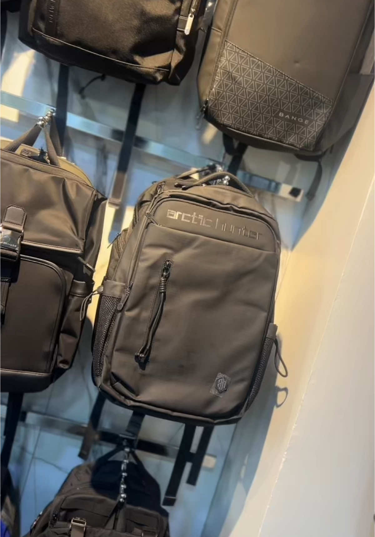 Laptop, notes, charger, confidence — all packed. Arctic Hunter = essentials sorted.