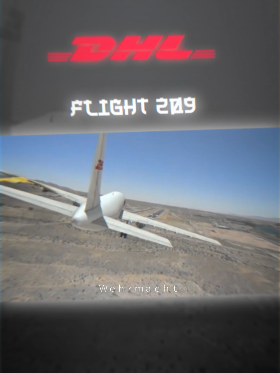 pilot : ditembak rudal? No problem😎 - - Pada tanggal 22 November 2003, sebuah pesawat flight 209 tak lama setelah lepas landas dari Baghdad, Irak,yang merupakan sebuah pesawat kargo Airbus A300B2-200F, terdaftar dengan nomor registrasi OO-DLL dan dimiliki oleh divisi Belgia dari European Air Transport (berbisnis sebagai DHL Aviation), dihantam di sayap kiri oleh rudal permukaan-ke-udara saat dalam penerbangan terjadwal ke Muharraq, Bahrain.Kerusakan sayap kiri yang parah mengakibatkan kebakaran dan hilangnya seluruh sistem kontrol penerbangan hidrolik. Karena tangki bahan bakar sayap kiri luar penuh saat lepas landas,beruntungnya tidak terjadi ledakan uap bahan bakar-udara. Bahan bakar jet cair jatuh saat setengah sayap hancur. Tangki bahan bakar dalam 1 tertusuk dan bocor namun tetap dapat kembali ke bandara untuk mendarat. #masukberanda #fyp #foryoupage #fyppppppppppppppppppppppp #aviation #pesawat #emergencylanding #plane #pilot #emergency #flight209 #DHL 