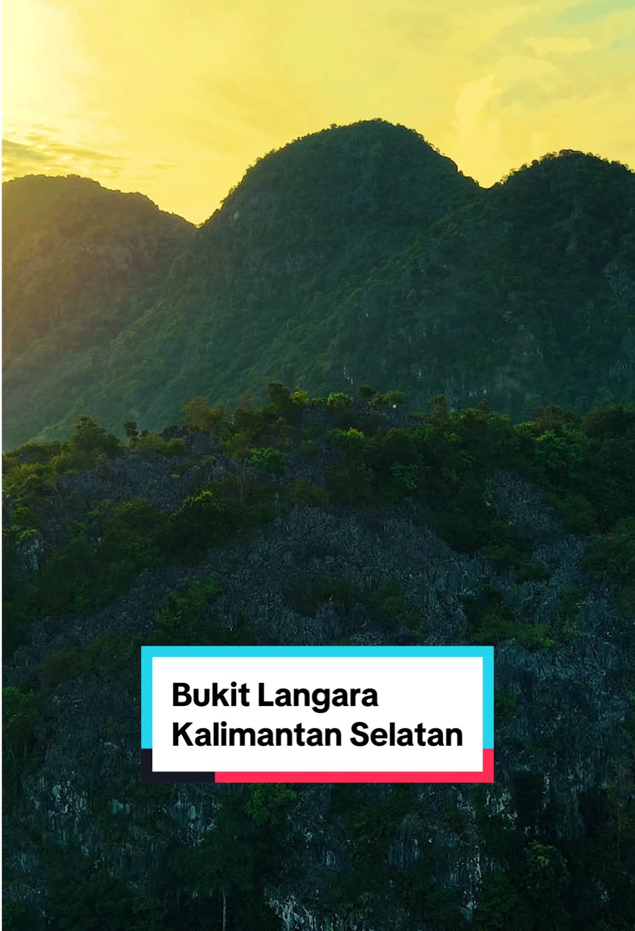 Hasil ngedrone di salah satu bukit terindah di Kalimantan Selatan, ini dia Bukit Langara Loksado. Ada yang pernah kesini? #bukitlangara #bukitlangaraloksado #loksado #kalsel 