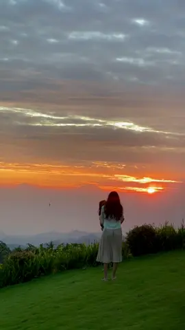 Lawu kala senja dengan segala keidahannya✨🥰 #lawukalasenja #fypp #fyp #fypシ゚viral #fy #sunset #tawangmangu 