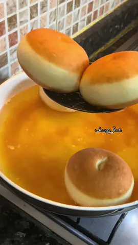 دونات  البطاطس  الاندونسية الاصلية   ❤️‍🔥 أروع وألذ الدونات غيمة 🫠  👌بمقياس الكوب والملعقة تحت طلبكم🥰💝مع جميع أسرار نجاحها 😍 أتبعوا الطريقة بالتفصيل وان شاء الله تنجح معكم ودعواتكم ولكم بالمثل وأضعافها 🥰  الوصفة:   3 كوب دقيق أبيض عالي البروتين متعدد الاستعمالات   ثلث  كوب ما يعادل 5 ونصف ملعقة كبيره سكر 3 ملعقة كبيرة بودرة حليب  ملعقة صغيرة  ونصف ممتلئة خميرة فورية  ملعقة صغيرة فانيلا  ملعقة كبيرة نشا  الوصفة الاصلية بها  رأس ملعقة صغيرة محسن الخبز  إختياري  2 بيضة ‏200g بطاطس مسلوقة مهروسة ناعم جدا تقريبا   1 كوب  من الافضل وزنها😉 نصف كوب ماء بارد جدا  ناقص ملعقة كبيرة  او  اكثر  مع 3 مكعبات ثلج 👌 وكمية الماء تختلف على حسب  نوعية الدقيق 👌 2 ملعقة  كبيرة ممتلئة زبدة  ربع ملعقة صغيرة ملح  الطريقة : نضع النواشف ونخلط ونضيف البيضة والبطاطس الماء ونعجن قليلا فقط ثم نضيف الزبده والملح ونعجنها ما بين 10 دقائق و15 دقيقه حتى يصبح العجين ناعم ومطاطي  ضرري جدا 👌ويمكن عجنها باليد ايضا لكن تاخد وقت طويل جدا 🥲 نذهن سطح العمل بالزيت ونخبط العجين قليلا  ونقسم العجين على حسب الوزن الذي تفضلون انا وزنت 37 غرام ونشكل كريات   ونلفها جيدا ونقفل جيدا ونضعها بالدقيق ثم الصنيه صغيرة ونغلقها جيدا ونتركها تختمر20 دقيقة المره الاولى ثم نضغط الكريات كما هو موضح ونشكل كما هو موضح بالفيديو ونضعها فوق ورق طهي لسهولة حملها عند القلي نتركها تختمر ما بين ساعه وساعتين 👌على حسب الجو المهم يتضاعف حجمها ونسخن الزيت ونقليها طبعا طريقة القلي موجودة بالتفصيل مسبقًا شوفوها مهمه جدا والتزيين على ذوقكم بعد ان تبرد الدونات طبعا وصحة وهنا وحفظ ومشاركة فضلا وليس امرا ومتابعة للمزيد من الوصفات وجزاكم الله خيرا 💝 أي استفسار يا هلا فيكم 🥰 . . #دونات #دونات🍩 #طبخ #cooking #maroc #السعودية #الخليج_العربي #المغرب_العربي #مصر 