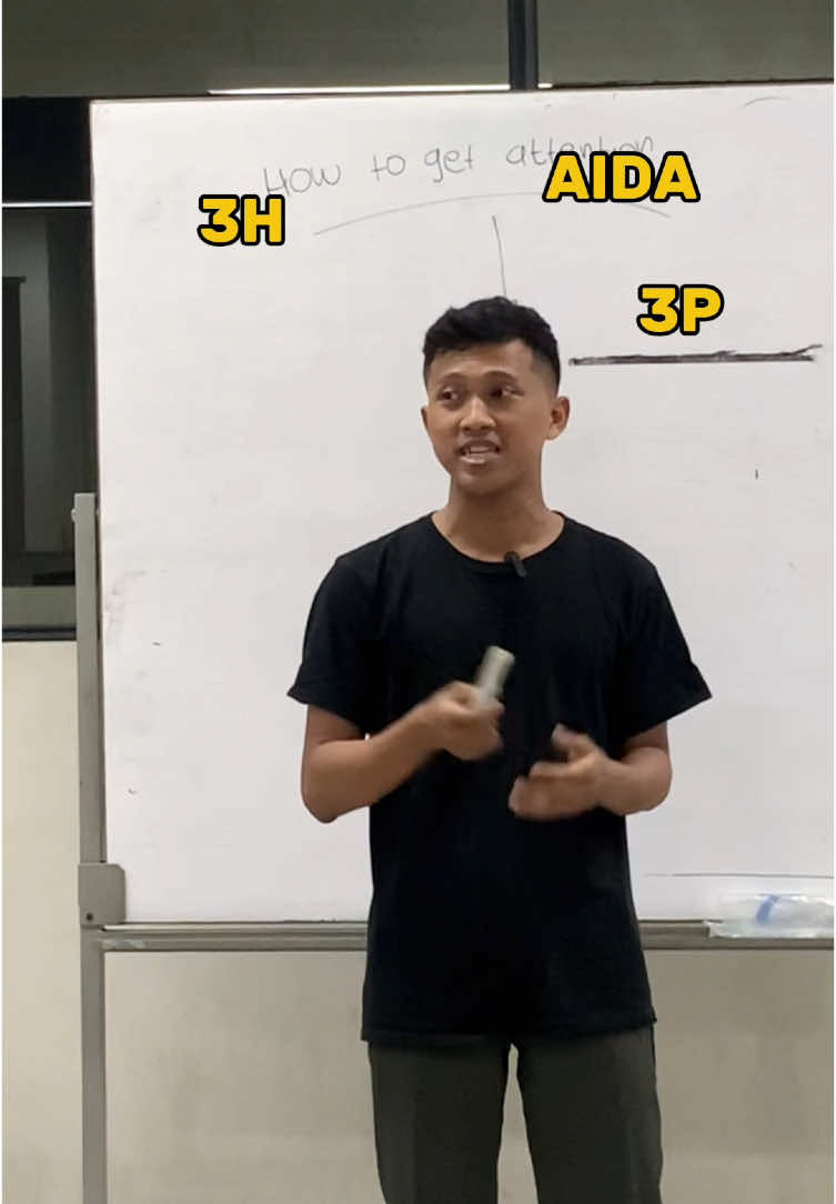 Lu masih buka presentasi kayak zaman PowerPoint pertama keluar? Yang diawali dengan “Perkenalkan nama saya…” terus slide penuh tulisan? Brooo… Fokus manusia cuma 8 detik. Dan itu pun riset tahun 2013. Sekarang? 📉 Scroll dikit, skip. Buka presentasi tuh bukan sekadar formalitas. Itu jantungnya audiens dengerin lu atau enggak. Dan kalo lu masih pake cara jadul, ya jangan kaget kalo orang liat HP pas lu ngomong 😬 Tenang, ibu gue udah punya rumusnya. Biar opening lu nggak basi, nggak boring, dan bikin audiens stay sampe akhir 💯 📌 Cek di sini 👉 https://lynk.id/genzpede.id  #NgomongItuSkill #OpeningPresentasi #GenZNgomong #PublicSpeakingSantai #SlideZamanNow #CaraNgomongBener #EbookNgomong #CaraBukaPresentasi #FokusCuma8Detik #genzpresentasi