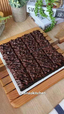 Ngga kalah enak sama yang lagi viral.. Brownies ketan hitam lapis coklat super mewah dan nyoklat banget !! #brownies #idejualan #resepkue #resepsimpel #resepmudah #wandakitchen 