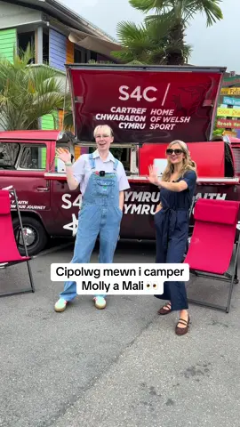 Unrhwyun yn ffansi hotdog? 🌭  A sneak peek into Molly and Mali’s camper 🚙 #s4c #cymuardaith #weuro2025 #weuro  @FAWales @Molly Palmer @Mali Hâf 