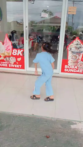 masih ngantri ya 🙂‍↕️ #momoyoliwa #viral 