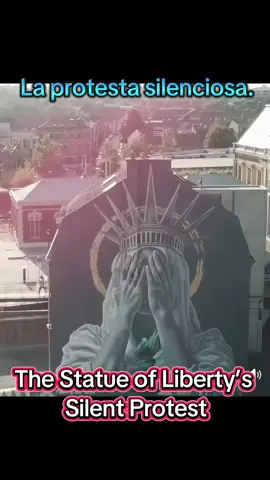 Mural en Francia muestra a la Estatua de la Libertad cubriéndose el rostro. Un nuevo mural en Roubaix, Francia, ha captado la atención mundial: la Estatua de la Libertad aparece con el rostro cubierto por sus manos, como si no pudiera soportar lo que ve.   La obra, titulada “La protesta silenciosa de la Estatua de la Libertad”, fue creada por la muralista neerlandesa Judith de Leeuw y se inauguró el 3 de julio de 2025, justo antes del Día de la Independencia de EE. UU.  “Pinté a la Estatua cubriéndose los ojos porque el peso del mundo se ha vuelto demasiado para presenciarlo”, dijo de Leeuw. #ladyliberty #protest #usa #france #francia #protest #mural #immigration 